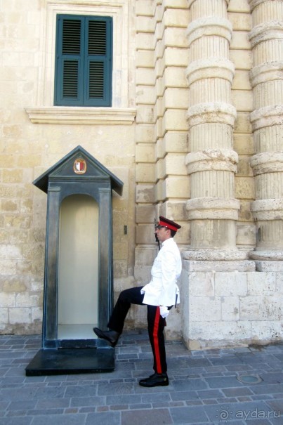 Смена караула у Дворца Великого Магистра