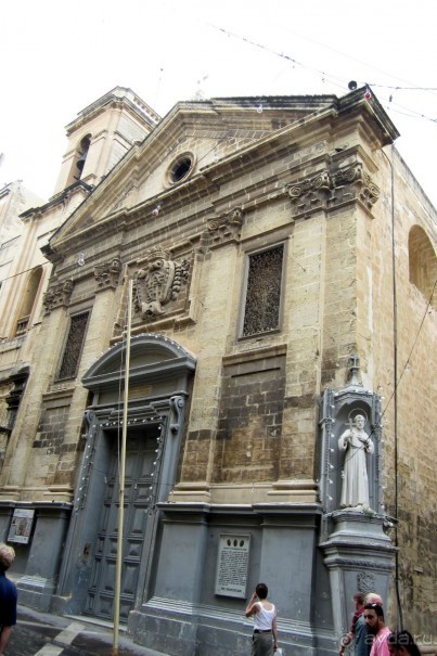 Фигурки святых украшают многие дома