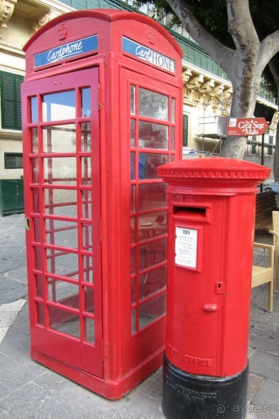 Традиционная красная английская телефонная будка и почтовый ящик - работают!