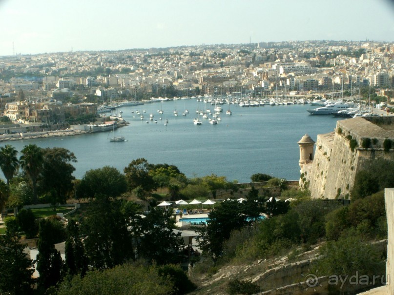 Вид пристани для яхт в Та’ Шбише из парка Гастингса