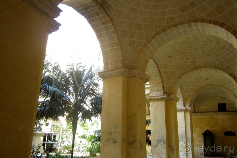 Внутренний дворик Дворца Великого Магистра