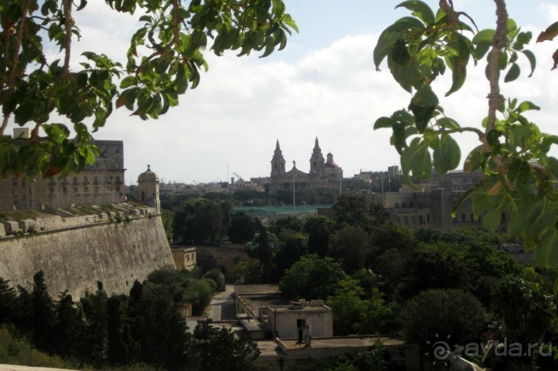 Вид на Собор св. Публия во Флориане из парка Гастингса