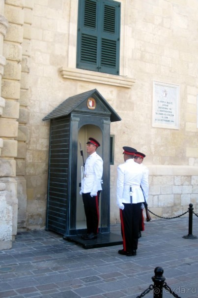Смена караула у Дворца Великого Магистра