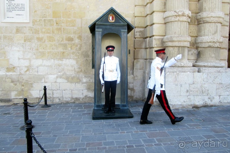 Смена караула у Дворца Великого Магистра