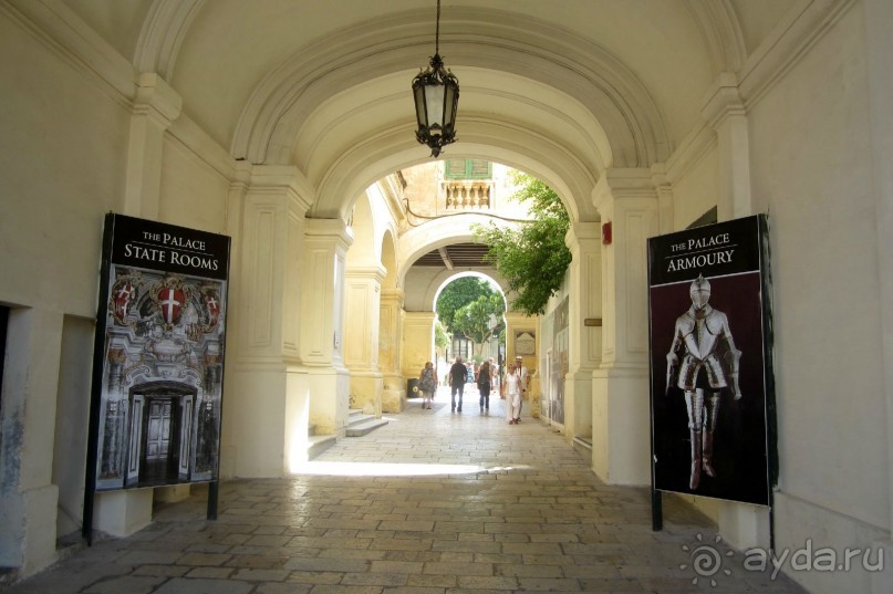 Вход во Дворец Великого Магистра