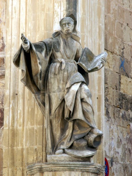 Фигурки святых украшают многие дома