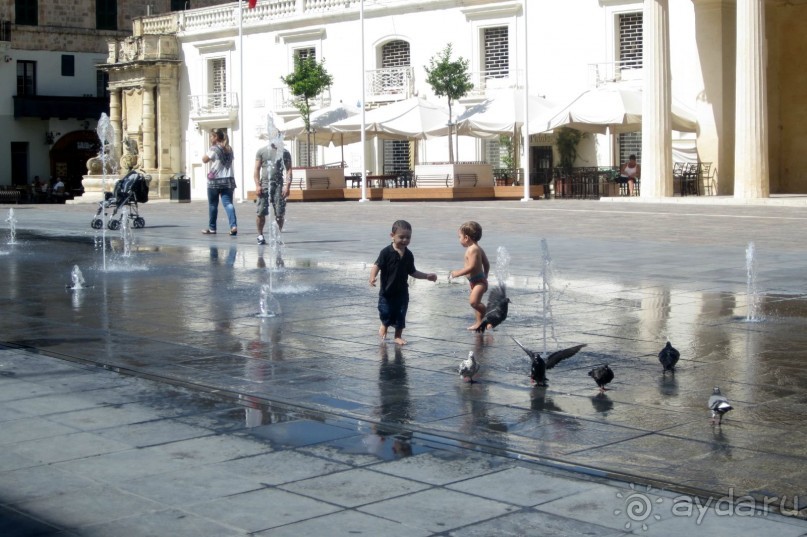 Поющий фонтан перед Дворцом Великого Магистра