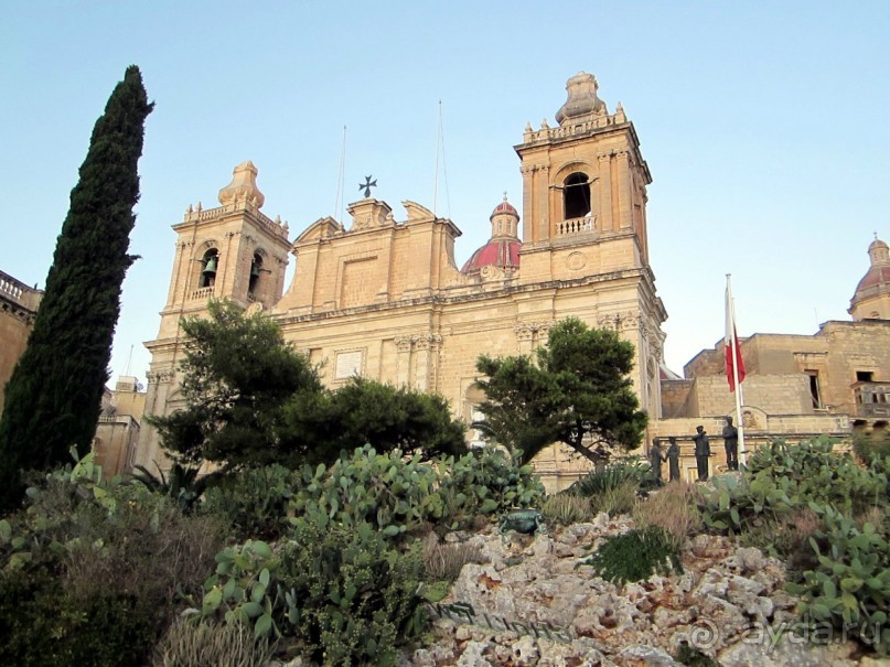 Церковь св. Лаврентия и монумент Свободы перед ней