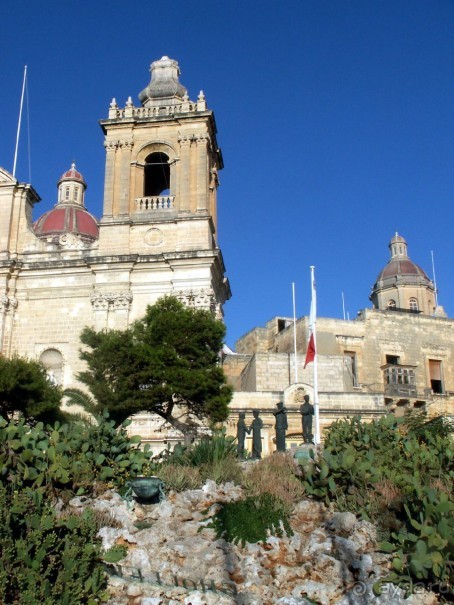 Церковь св. Лаврентия и монумент Свободы перед ней