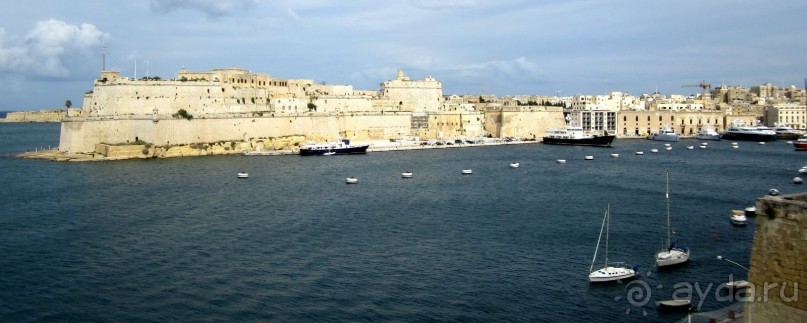 Вид на форт сент Анджело в Витториозе из форта св.Михаила в Сенглее