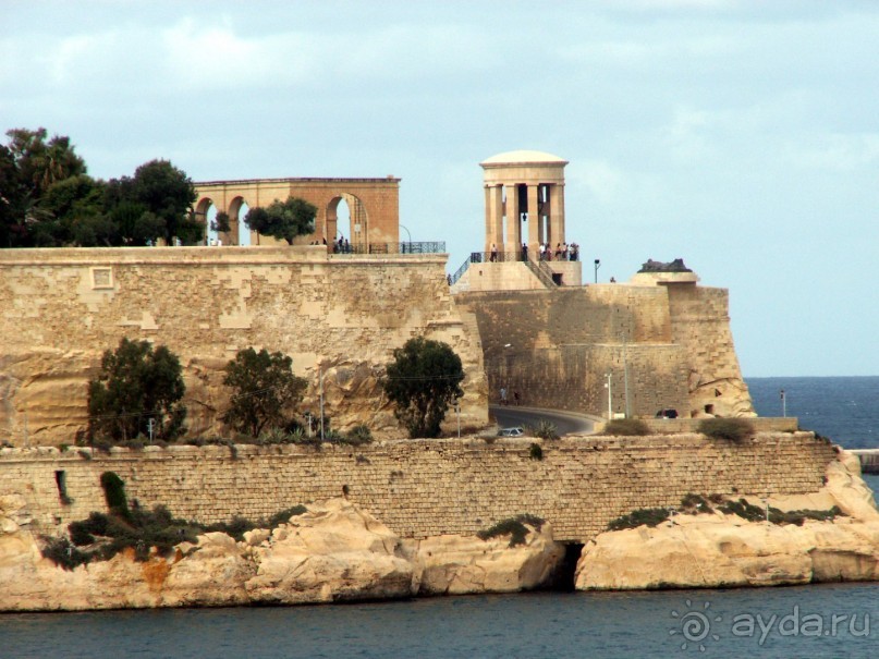 Вид на мемориал Колокол в Валлетте из форта в Сенглее