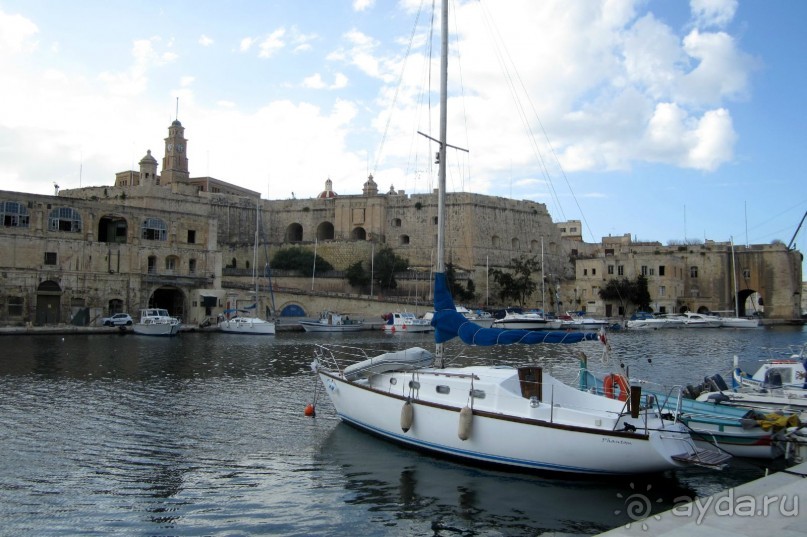 Вид на городские ворота и часовую башню Сенглеи с набережной Витториозы
