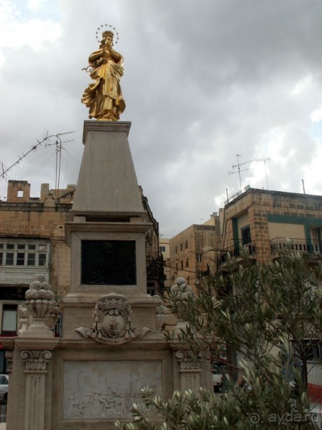 Борила - статуя Девы Марии