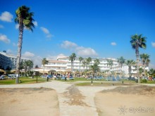 Вид на отель Cypria Bay с берега моря