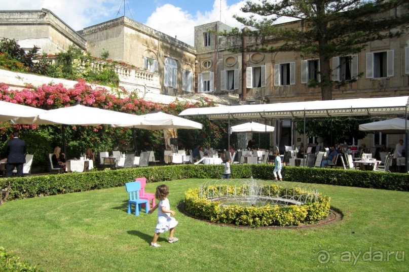 Нашшар - Palazzo Parisio, кафе во внутреннем дворике