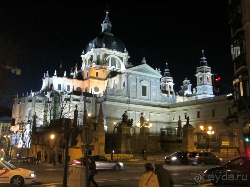 Кафедральный Собор Almudena ночью