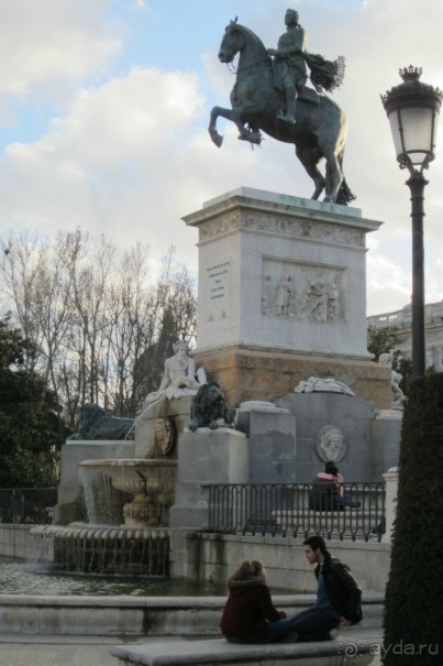 Площадь Oriente  - скульптура короля Филиппа II