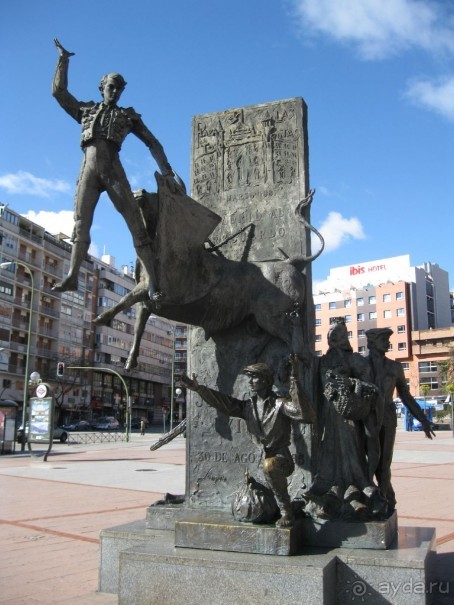 Plaza de Toros - монумент «умер тореро, родился ангел»