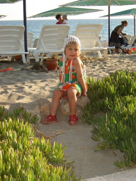 впереди пляж и море