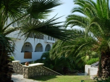 Где-то на территории отеля.