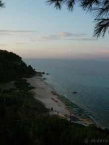 Вид вниз на пляж с территории отеля