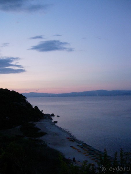 Вечерний вид на пляж с территории отеля