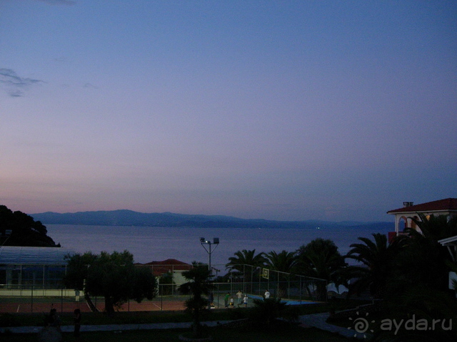 Вечерний вид на кусок крытого бассейна и спорт. площадку