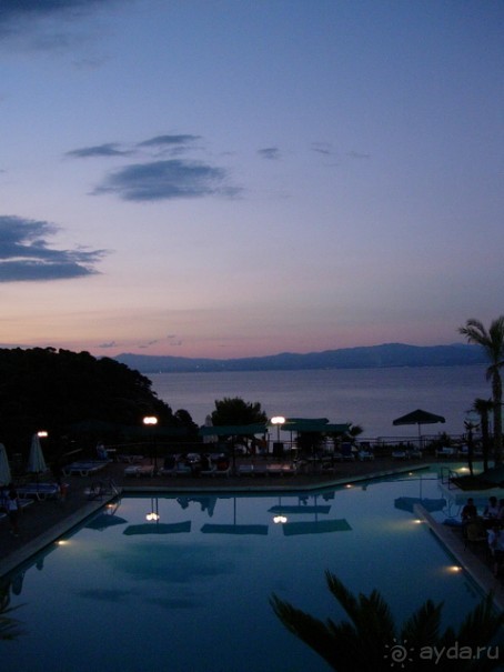 Вечерний вид на бассейн с террасы