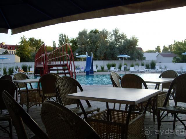Вид на бассейны из бара