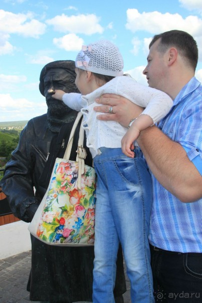 На смотровой площадке на Георгиевской улице, Владимир. Скульптура художника.