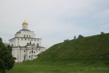 А это снимок для понимания масштабов сооружений. Наверху стоит мой муж и ребенок. Муж, кстати, очень высокий, почти 2 метра ростом.