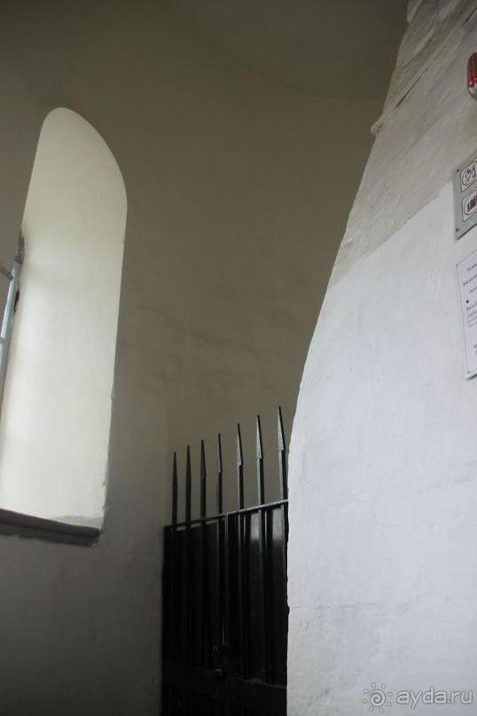 При входе в башню ворот в одну сторону идет лестница, а в другую вот такое заграждение. Видимо есть еще и подземная часть.