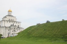 Золотые ворота и вал рядом с ними.