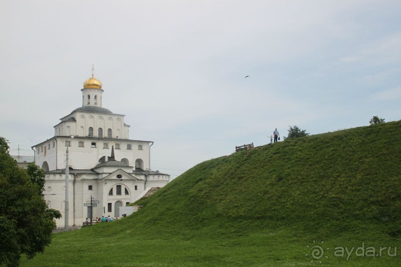 А это снимок для понимания масштабов сооружений. Наверху стоит мой муж и ребенок. Муж, кстати, очень высокий, почти 2 метра ростом.