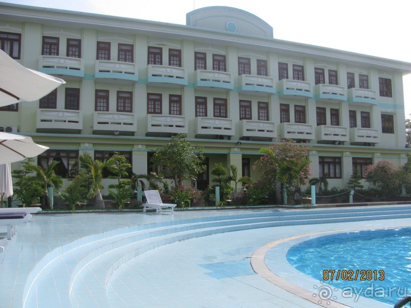 вид на главный корпус со стороны бассейна