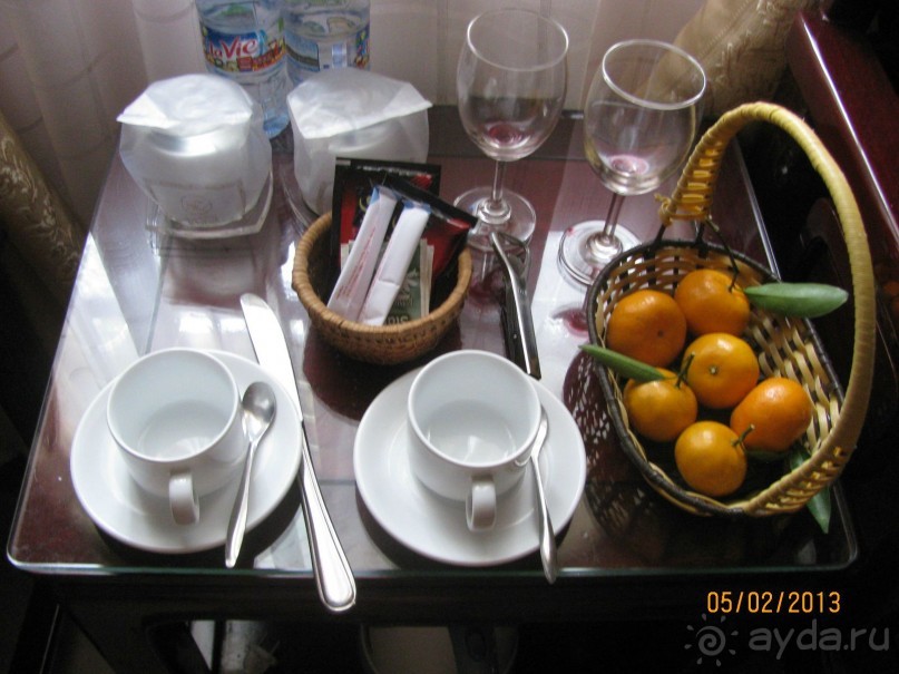 каждый день в номер приносят фрукты ( или йогурт)