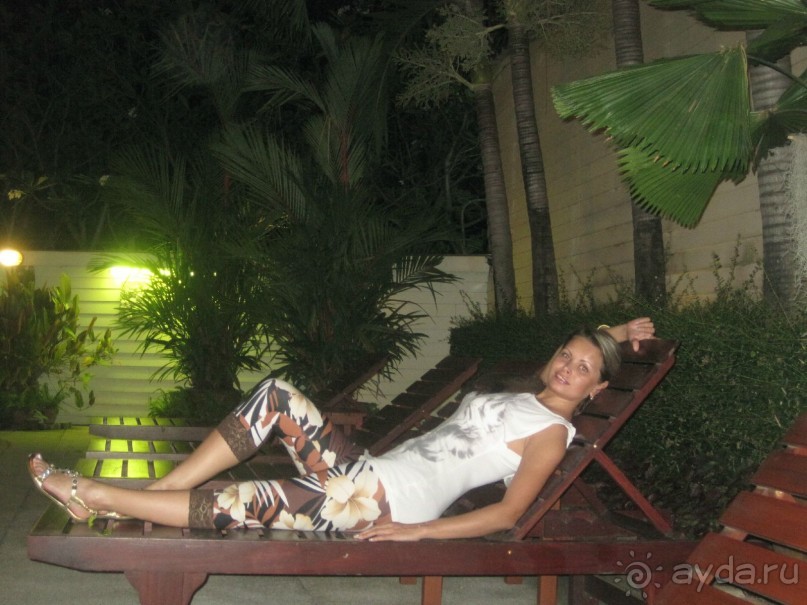 У бассейна. 