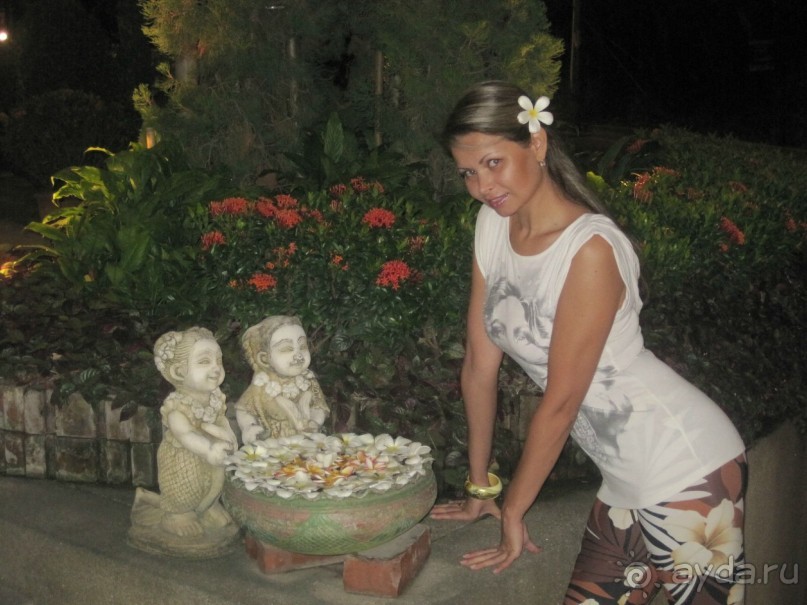 У центрального входа в отель. 