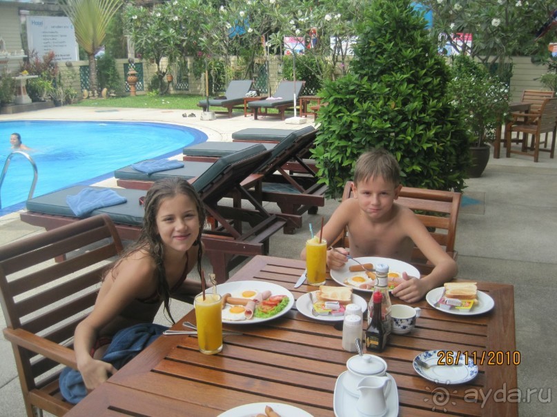 Завтрак у бассейна.