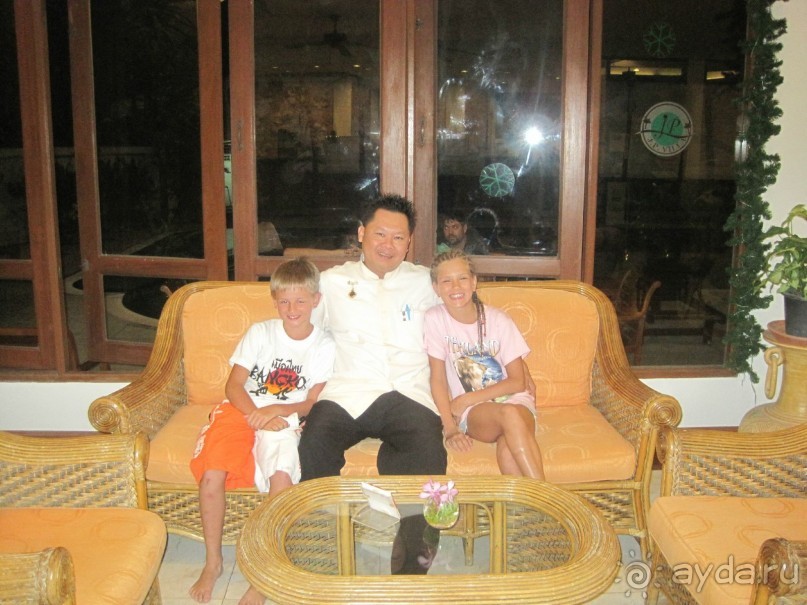 Детки с администратором отеля. 