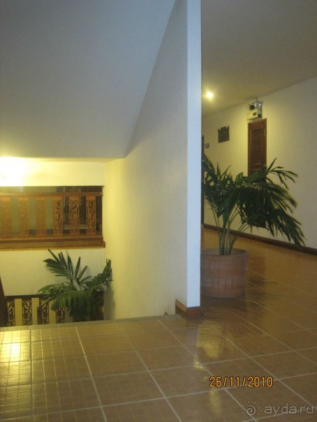 Лестница и коридор отеля. 