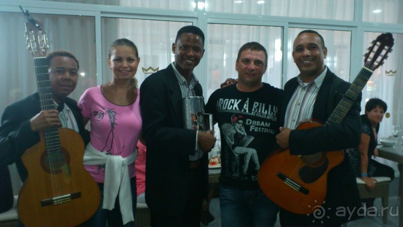 Мучачи... поют за ужином. 