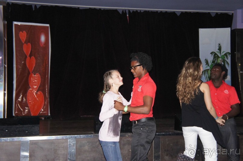 Танцуют все и всегда. 