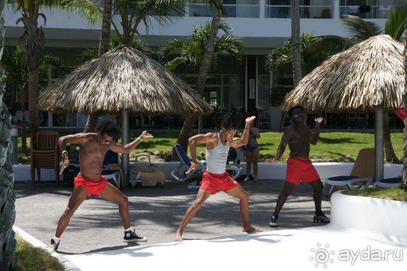 Ребята жгут и зажигают. 