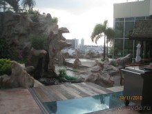 Джакузи на 11 этаже отеля. Рядом водопад, бар и бассейн. 