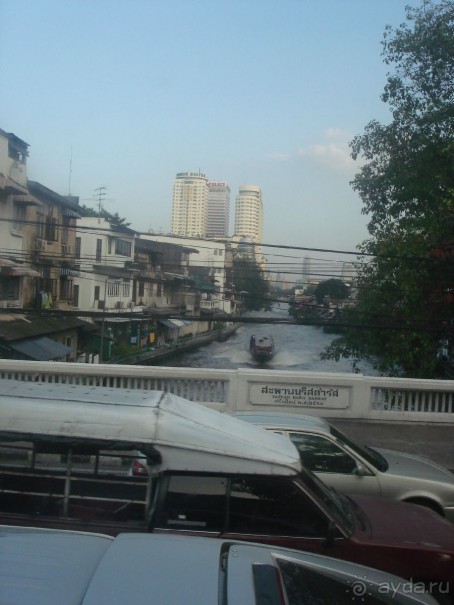 В городе. На заднем плане отель Принц Пелас. 