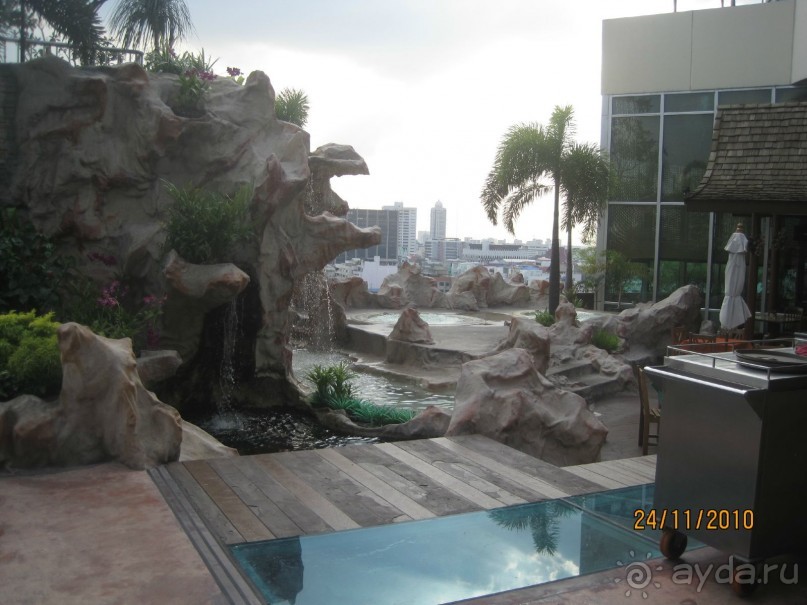 Джакузи на 11 этаже отеля. Рядом водопад, бар и бассейн. 