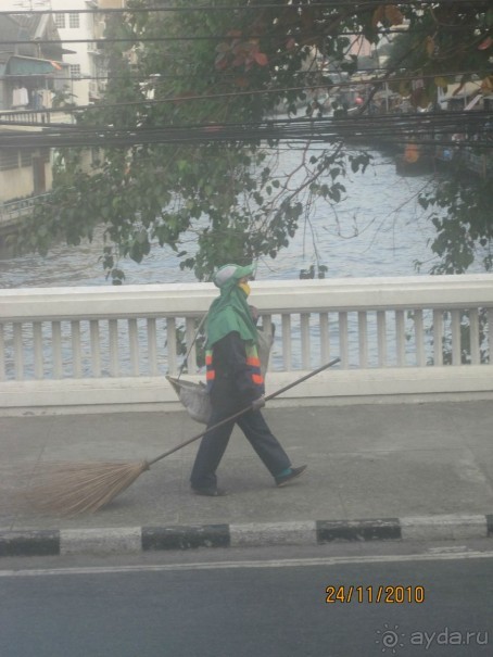 Женщина идет с работы. 