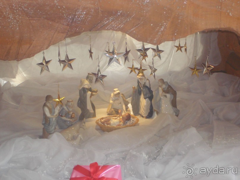 В отеле Принц Пелес, под елкой. 