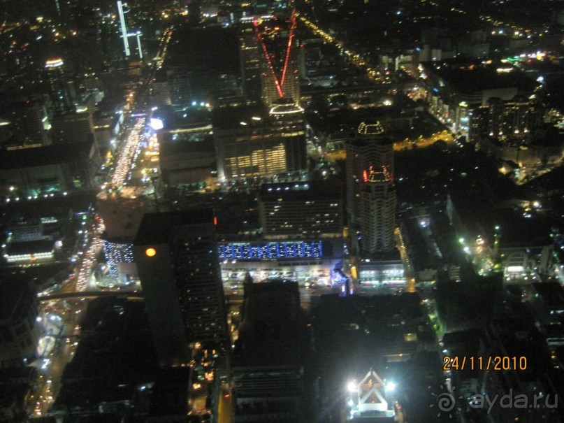 Вид со смотровой вышке на горящий ионом Бангкок. 
